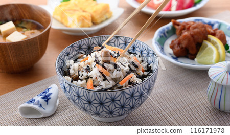 日式早餐形象羊棲息米飯、味噌湯和配菜 116171978