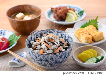 Image of a Japanese breakfast: Hijiki rice, miso soup and side dishes 116171985