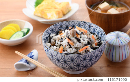 Image of a Japanese breakfast: Hijiki rice, miso soup and side dishes 116171990