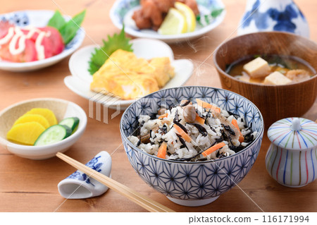 Image of a Japanese breakfast: Hijiki rice, miso soup and side dishes 116171994