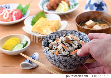 日式早餐形象羊棲息米飯、味噌湯和配菜 日式早餐形象羊棲息米飯、味噌湯和配菜 116171996