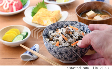 日式早餐形象羊棲息米飯、味噌湯和配菜 116171997