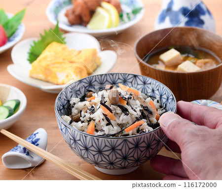 日式早餐形象羊棲息米飯、味噌湯和配菜 116172000