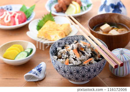 日式早餐形象羊棲息米飯、味噌湯和配菜 116172006