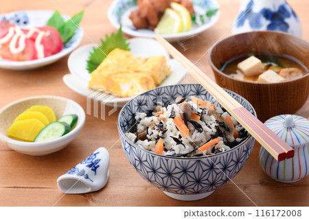 日式早餐形象羊棲息米飯、味噌湯和配菜 116172008