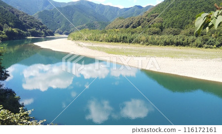 四萬十川倒映的天空和雲彩（高知縣） 116172161