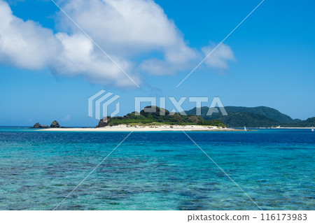 Sky, sea and island scenery seen from Agenashiki Island and Zamami Island in the Kerama Islands Sky, sea and island scenery seen from Agenashiki Island and Zamami Island in the Kerama Islands 116173983