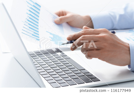 個人商業財務數據分析。經理使用筆記型電腦查看報告的雙手特寫。 116177949