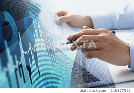 行銷分析和策略。公司分析和產業趨勢。一名男子正在查看統計數據和圖表。 行銷分析和策略。公司分析和產業趨勢。一名男子正在查看統計數據和圖表。 116177951