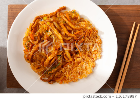 Japchae rice topped with japchae stir-fried in red pepper oil 116178987