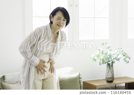 中年婦女摀著肚子 — 腹痛 116180458