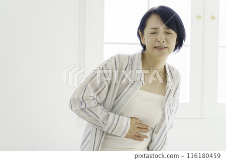 中年婦女摀著肚子 — 腹痛 116180459