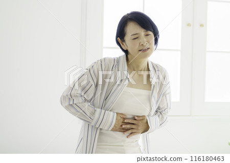 中年婦女摀著肚子 — 腹痛 116180463