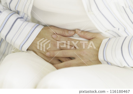 中年婦女手摀著肚子的特寫 116180467