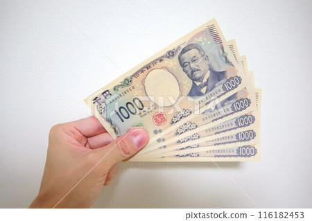 A person's hand holding the new 1,000 yen bill issued on July 3, 2024 A person's hand holding the new 1,000 yen bill issued on July 3, 2024 116182453