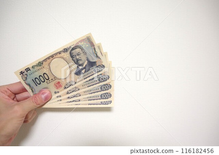 持有2024年7月3日發行的新版1000日元紙幣的人的手 116182456