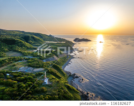 Danzaki Lighthouse, Futatsugame, and Onogame (Sado City, Niigata Prefecture *Futatsugame and Onogame are in the back) Danzaki Lighthouse, Futatsugame, and Onogame (Sado City, Niigata Prefecture *Futatsugame and Onogame are in the back) 116182627