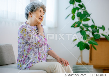Senior women suffering from stiff shoulders 116183001