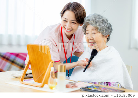 Caregiver and senior women 116183009