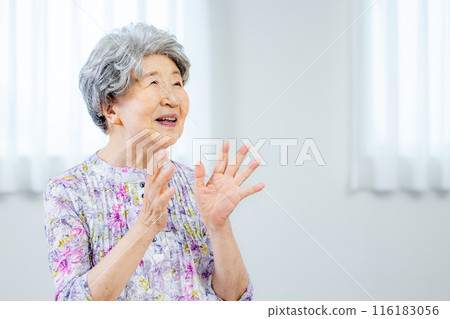 客廳裡的資深婦女 116183056