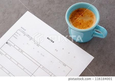While drinking coffee, writing a resume that is indispensable for job hunting 116184001