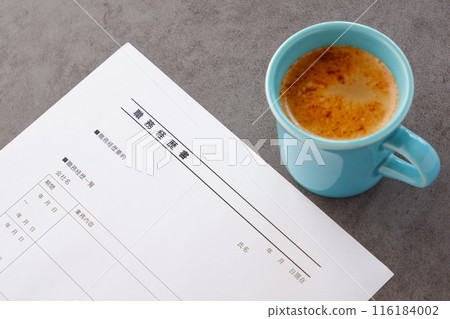 While drinking coffee, writing a resume that is indispensable for job hunting While drinking coffee, writing a resume that is indispensable for job hunting 116184002
