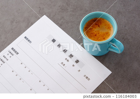 While drinking coffee, writing a resume that is indispensable for job hunting 116184003