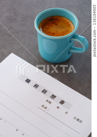 While drinking coffee, writing a resume that is indispensable for job hunting 116184005