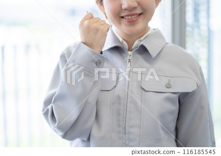 A young woman with short blonde hair wearing work clothes (free hair color, working in your own way, work environment) 116185545