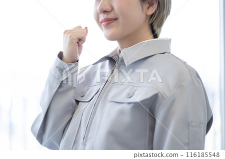 A young woman with short blonde hair wearing work clothes (free hair color, working in your own way, work environment) 116185548