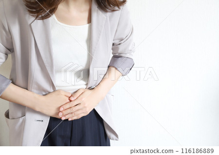 女人摀著肚子,腹痛 女人摀著肚子,腹痛 116186889