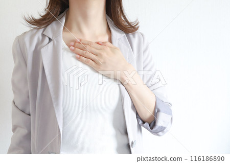 一個女人摀著胸口的焦慮形象 116186890