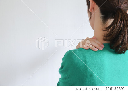一個女人抱著她的背,肩膀僵硬的形象 一個女人抱著她的背,肩膀僵硬的形象 116186891