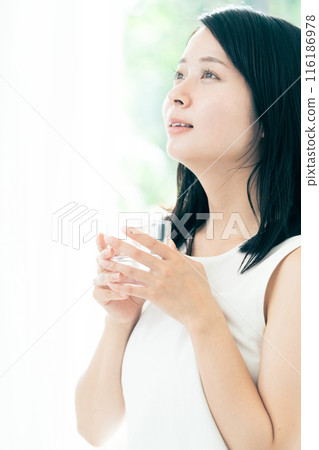 一個女人喝水 116186978