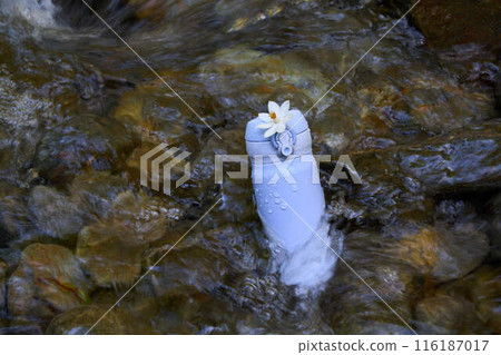 [Shinjo] A flower water bottle cooled by the flow of a mountain stream 116187017