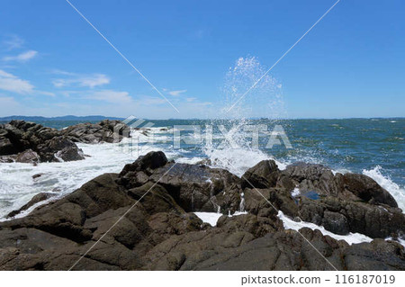 [Nishiura] Rough waves crashing on the rocks 116187019