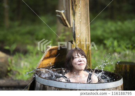 享受沐浴的女人 116188795