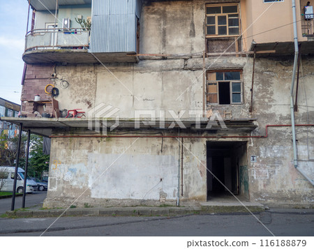 entrance to the entrance of the old house. residential old house. ruined facade. 116188879