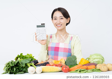 有蔬菜和計算機的中年婦女 116189303