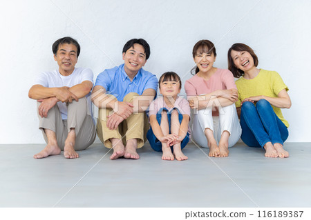 三代家庭在客廳放鬆 116189387