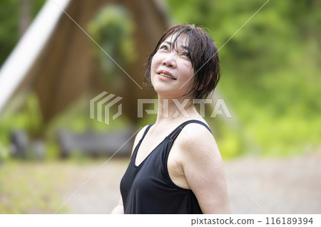 享受桑拿的中年婦女 享受桑拿的中年婦女 116189394