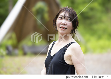 享受桑拿的中年婦女 享受桑拿的中年婦女 116189396