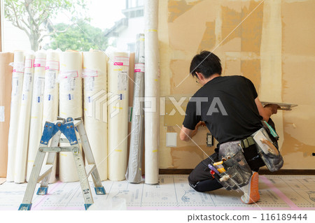 一位工匠正在重新覆蓋房屋的布料 116189444