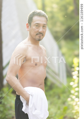 一名 50 多歲的男子正在享受桑拿 116189499