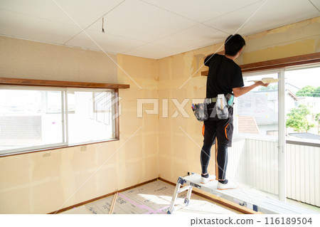 一位工匠正在重新覆蓋房屋的布料 116189504