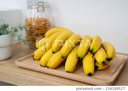 香蕉 廚房 水果 熱帶 一串 新鮮 成熟 ripe banana バナナ 台所 香蕉 廚房 水果 熱帶 一串 新鮮 成熟 ripe banana バナナ 台所 116189527