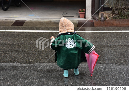 日本岐阜縣高山市春季高山祭 身穿法衣參加祭典的孩子們撐著雨傘在雨中玩耍 日本岐阜縣高山市春季高山祭 身穿法衣參加祭典的孩子們撐著雨傘在雨中玩耍 116190606