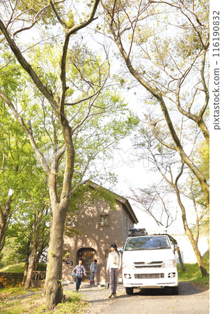 Parent and child in a cottage in the shade Parent and child in a cottage in the shade 116190832