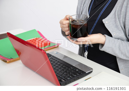 工作時雙手美麗的女人 116191301