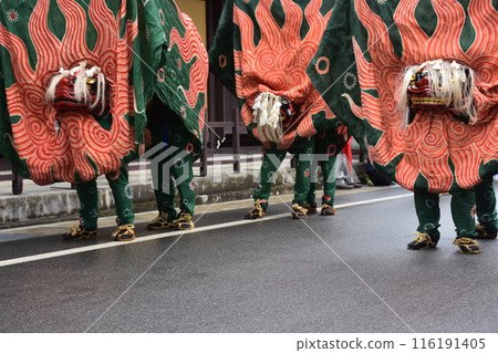 日本岐阜縣高山市 — 春季高山節的傳統表演藝術 — 舞獅在小巷中遊行 — 穿著節日服裝的獅子臉搖曳 日本岐阜縣高山市 — 春季高山節的傳統表演藝術 — 舞獅在小巷中遊行 — 穿著節日服裝的獅子臉搖曳 116191405